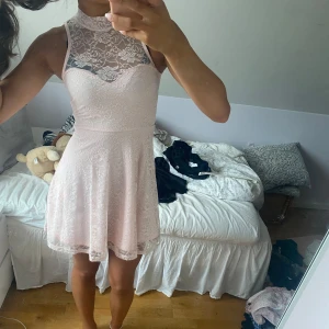 Spets klänninc - Rosa spets klänning med shooker och knyt detalj från bubbleroom. Jättefin till fest. 