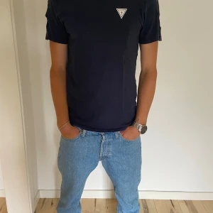 Guess t-shirt - Guess t-shirt Storlek s Lite färg på ena armen på bild 3 Annars bra skick 