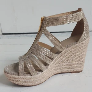 Nästan nya Michael Kors kilklack  - Super snygga, inga fläckar och använda 3 gånger.  Som nya! Utsåld på de flesta sidor. Passar perfekt storlek 38 