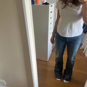 Zara jeans - Säljer att par utsvängda midrise jeans från zara då dem är för långa för mig (är 153cm). På bild 2 & 3 har jag vikt upp jeansen🫶 