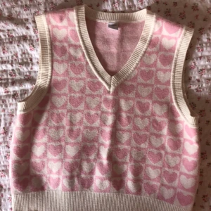 Söt väst💗 - En söt väst med hjärtan på från lindex i sotrlek 170🫶🏻 Sparsamt använd!