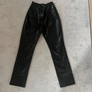 Skinnbyxor  - Säljer dessa snygga skinnbyxor från LXA  i mycket fint skick!  Byxorna har en rak pass form och medelhög i midjan.  