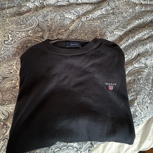 Skön tjockare marinblå tröja  - Det är en skön marinblå långarmad tröja. Den är i bra skick 7/10 och är av varmare material. Den passar mig som är 175 cm lång bra och köptes för endas 4 månader sedan så använd några gånger bara. Skriv vid fler frågor💪🏽