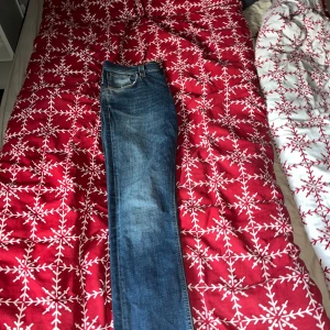 Nudie jeans - Säljer nu ett par riktigt feta nudie jeans! De är i bra skick men har en reva på backfickan men syns knappt när du har de på dig därför det låga priset. Det är bara att ställa frågor om du undrar något😉