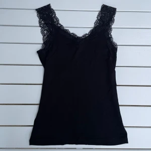 Svart spets linne - Jätte fint och skönt linne men kommer tyvär inte till användning. Skriv till mig om du har frågor 🩷