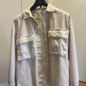 Jacka - En fin tunn jacka från Zalando och är oanvänd, den har bra kvalitet, men tyvärr har storleken inte passat mig. 