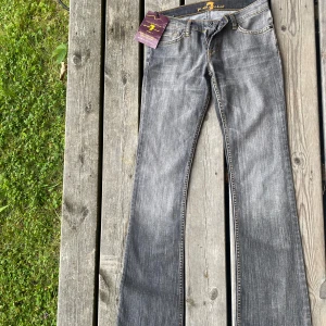 Lågmidjade bootcut jeans  - Ett par nya jättesnygga jeans som tyvärr är försmå på mig. Storlek 28 men de är väldigt små i storleken. 