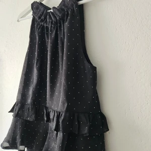 Linne - Neo Noir - Svart linne med glitterdetaljer från Neo Noir.  Storlek 36 Använd en gång