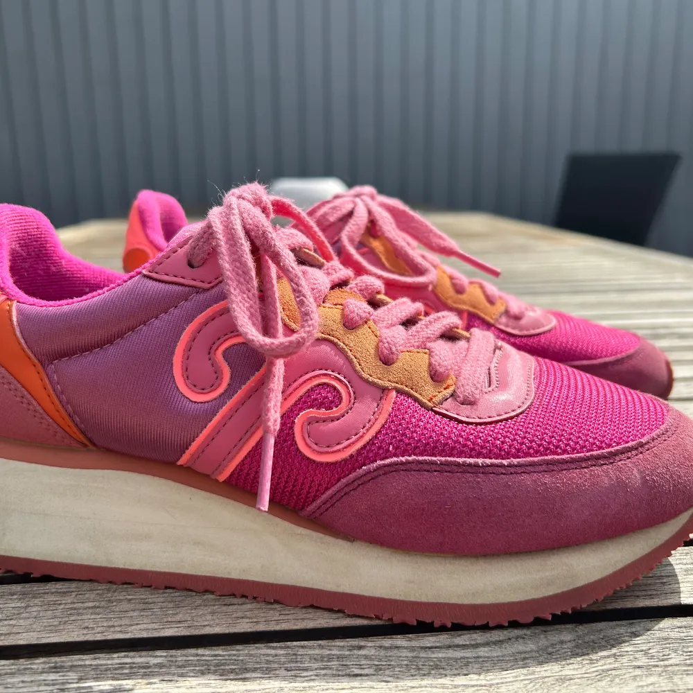 Sköna och snygga rosa sneakers från Wushu i storlek 37. Knappt använda då modellen inte passar mig och har haft sula i. Perfekta nu till sensommar och höst. Extra skosnören kommer med. . Skor.