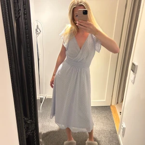 Ljusblå Långklänning  - Super fin, säljer då den aldrig kommer till användning. Nyskick, endast använd en gång! 