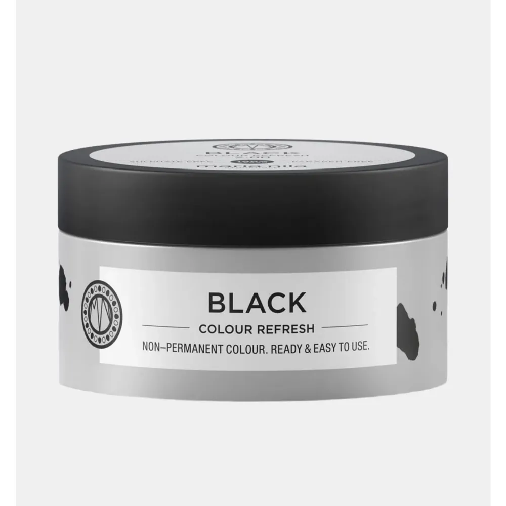 Säljer denna Maria Nila colour refresh i black. Endast öppnad men aldrig använd. Säljer den för 120kr, nypris på den är 179kr.✨🖤. Skönhet.