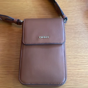 DKNY väska - Hej, helt ny DKNY Väska, passar perfekt för telefonen och plånboken. Pris kan diskuteras!