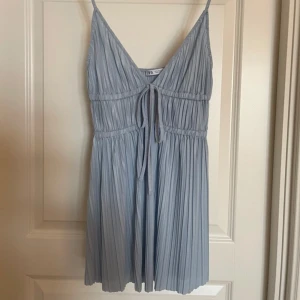 Zara klänning - Jätte söt sommarklänning som tyvärr är för liten för mig!