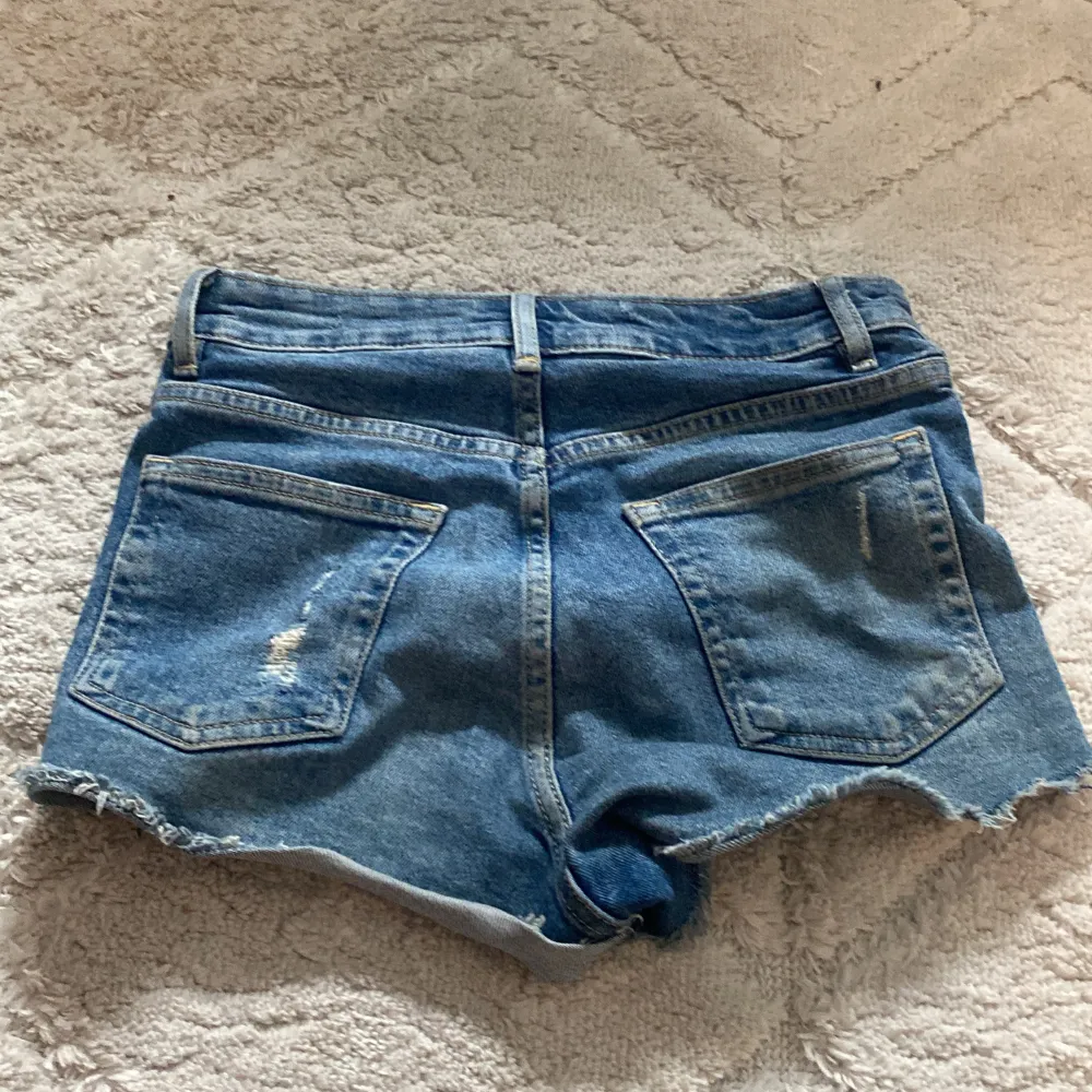 Säljer mina jeansshorts i storlek 32. Shorts.