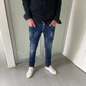Dondup Jeans George  - Säljer nu dessa skit snygga dondup jeans i väldigt bra skick och storlek 29. Skit snygg färg med tvätt och slitningar som är populär design. Jeansen passar till allt och går att ha året om, modellen är ca 180, skriv för fler frågor/bilder🙌🏼