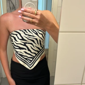 Scarf topp - Scarf top i zebramönster. Använd 1 gång så i nyskick. 