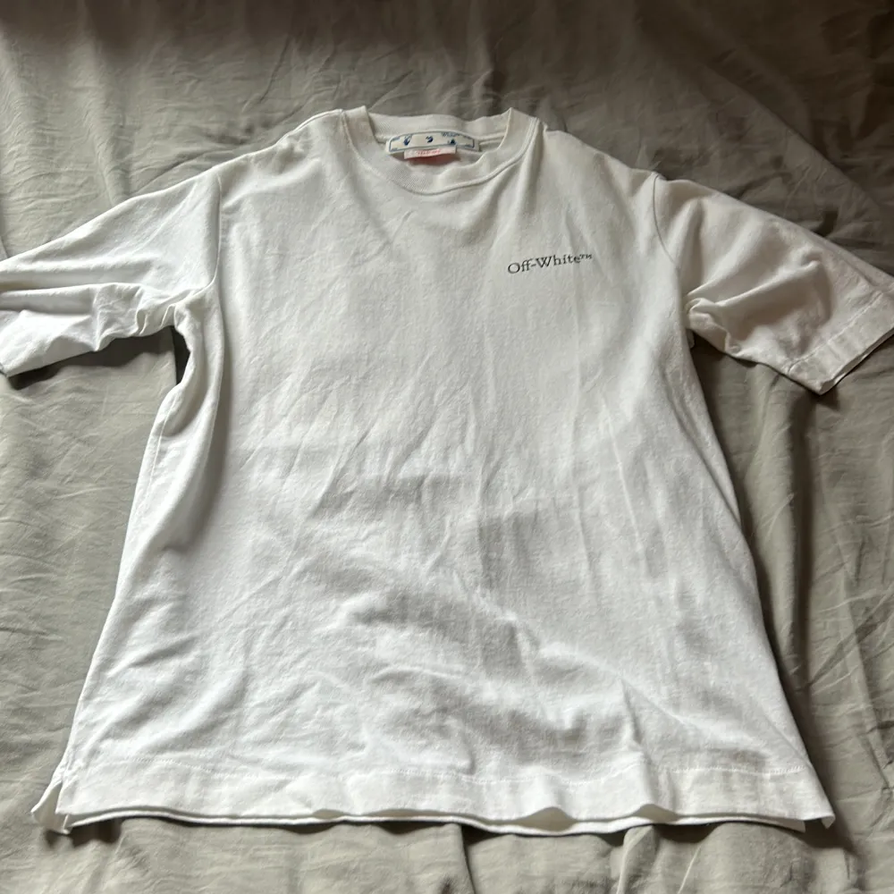 Säljer denna snygga t-shirten för endast 800 kr aldrig andvänd så skick 10/10. T-paidat.