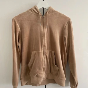 Mjukisset - Jättegulligt mjukisset. Dock en fläck på baksidan .Se bild 4. 