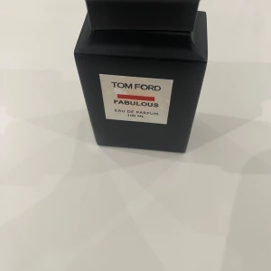 Tom ford fabulous - Hej! Jag har bara testat perfym och det finns 100 ml kvar i den. Den har en väldig god doft för höst och vinter. Ny pris ligger runt 5000kr men säljs för mindre. Hör av er om ni vill diskutera priset eller ha mer info