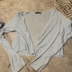 Blå cardigan - Tunn blå cardigan, bekväm från Dazy, storlek M men passar S