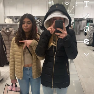 Snygg hollies jacka - Säljer en ursnygg hollies jacka, den har päls på luvan som jag tagit av, lätt att sätta på igen. (Meningen att man kan ta av.) den är väldigt sparsamt använd