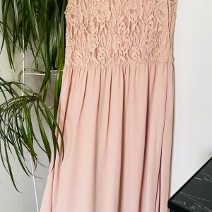 Festklänning  - Klänningen är använd en gång 