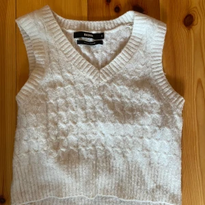 Stickad väst - Super bra skick, använt endast fåtal gånger 