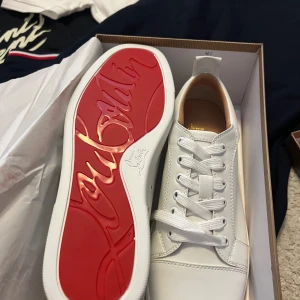 Christian Louboutin  - Säljer dessa sjukt snygga vita Christian Louboutin skor som är i läder. Skicken är 10/10 och skorna kommer med en dustbag. Hör av dig om du är intresserad för och köpa eller byta!!