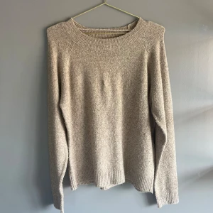 Beige stickad tröja  - Beige stickad tröja från Vero Moda, endast använd 1 gång, i storlek M. Skriv för fler frågor eller diskutera pris m.m.💞