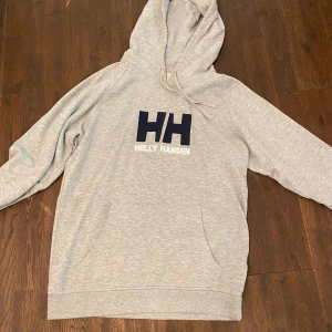 HELLY HANSEN hoodie - Säljer en HELLY HANSEN grå hoodie! Super skön och bekväm! Meddela för fler bilder❤️