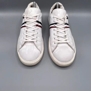 Moncler skor storlek 41 passar 42  - Moncler skor i bra skick storlek 41 passar 42. Stilrena och säljs till bra pris för behöver pengar snabbt