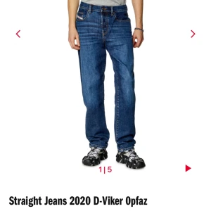 Diesel raka/slim jeans - Diesel 2020 d-viker jeans som originellt kostar 1500 kr. Köpt second hand men fortfarande i topp skick och riktigt fräscha. Ända grejen är att baklappen är borta. Passar mig bra och jag är 185 väger ca 70kg Skriv om du har några frågor Pris kan disk.
