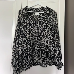 neo noir blus - Så snygg och lyxig blus, aldrig använd💕