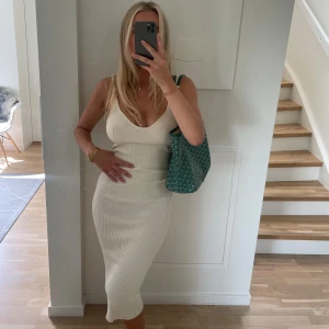 Klänning - Superfin stickad klänning med prislapp kvar! Säljer för 250kr ä. Strl xs