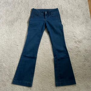 Lågmidjade Jeans - Ett par bootcut jeans som är lågmidjade, säljer pga att de blivit försmå. Dem är i fint skick💗 Midjan är 36cm tvärs över och innerbenslängden är 80cm, så passar någon runt 165-170:))