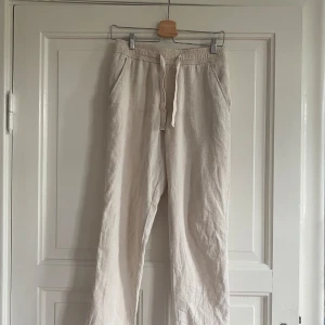 Zara linnebyxor  - Hej, säljer nu dessa linnebyxor från Zara. De är Ljusbeigea, storleken S. De passar dig som är runt 160-170cm. Ansvända en del men väl omhändertagen. Byxorna har dock en liten fläck men man ser den knappt när man bär de. Frågor?, bara att höra av dig