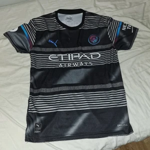 Manchester city tröja - Finns en mindre skada som syns på bild 4 därför så lågt pris.  M Herrstorlek 