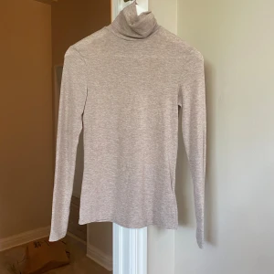 Turltneck tröja - Super skön tunn turtleneck tröja från soft rebels. Knappt använd, nypris 600kr, köpare står för frakt