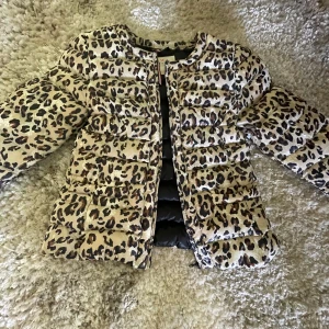 Leopard jacka😻💗 - Denna jacka köpte jag för 500kr och jag säljer den för 350!!😻 Jag älskar denna jacka men den är tyvärr för liten för mig nu.  Prefekt vår/höst jacka. Tänk leopard jackan till ett par svarta bootcut jeans.😻👌🏽💗