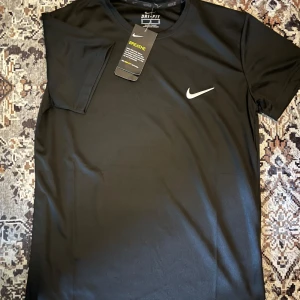 Nike t-shirt - Helt ny och oanvänd.  Storlek S 