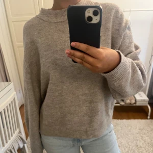 Beige stickad tröja - Säljer min beiga stickade tröja ifrån H&M för att den inte kommer till användning❤️