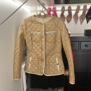 Quiltad lätt jacka  - Använd. Väldigt lätt och tunn men värmer ändå mot kyla. Perfekt mot tidig höst. 