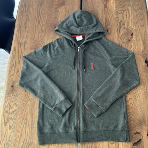 Calvin Klein Full Zip Hoodie - Tunn hoodie i ett bra skick. Om intresserad hör av dig.