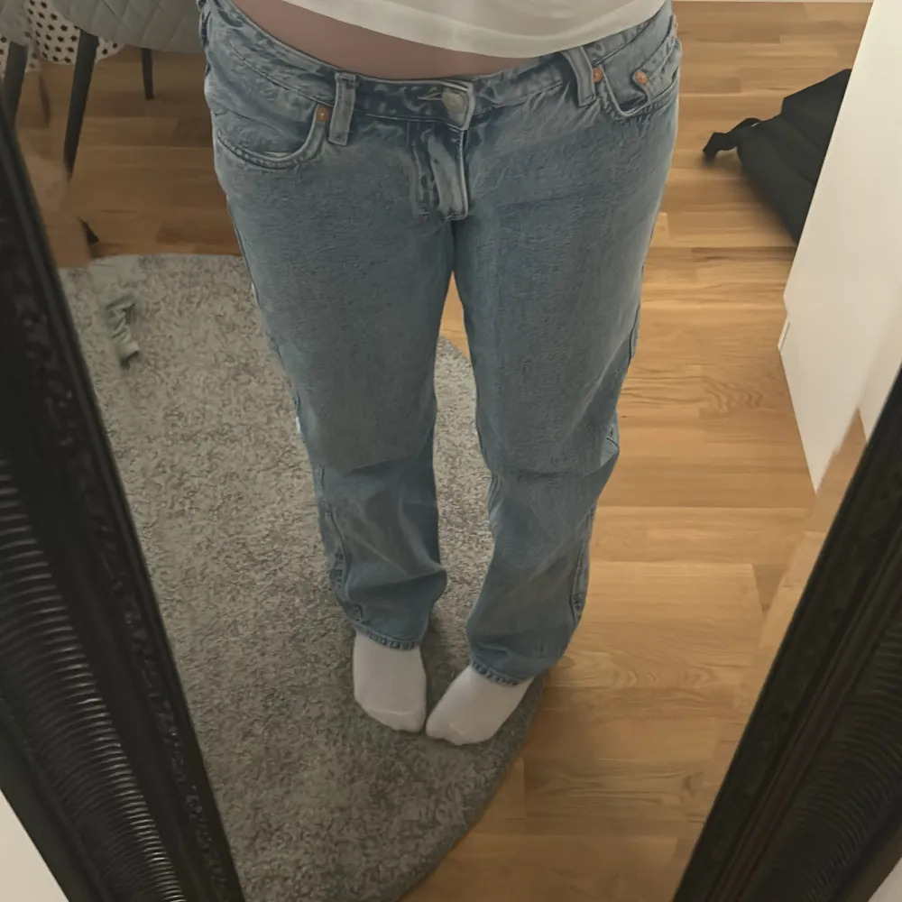 Säljer mina weekday Jeans då de aldrig kommit till användning, de är i storlek W28 L32. Jag är 168 och de är jätte bra i längden. Jeans är lågmidjade. Jag har aldrig använt så de är i väldigt fint skick. Ny pris är 590 Kr.. Jeans & Byxor.