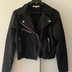 Biker jacka - Svart biker jacka i tyg