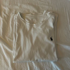 Polo Ralph luoren t-shirt - Fin polo t-shirt säljes pga att den är för liten den är sparsamt använd och har inga defekter på sig