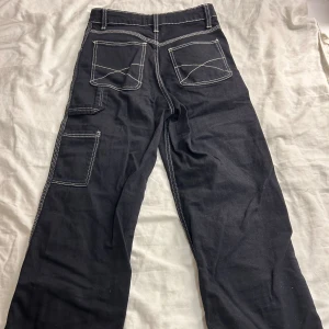 Svarta jeans med tydliga sömmar - Svarta Jeans med tydliga sömmar som man ser på bilden, storlek 146 från Lindex 