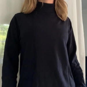 Polotröja! - Svart/jättemörk marinblå polotröja i storlek M. Supermjuk och skön, i väldigt bra skick!