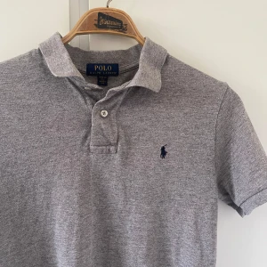 Ralph lauren pike - Säljer nu min ralph lauren pike då den är lite liten. Det står 10-12 i den men sitter som XS. 9/10 skick hittar inga defekter men den har fortfarande används lite.