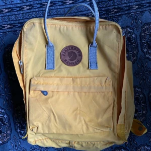 Gul fjällräven väska  - En väska som rymmer väldigt mycket och har hållit sig i bra form med daglig användning i nästan 6 år. Den är lite fläckig från användning utomhus.  Skriv gärna om du är intresserad!🌸